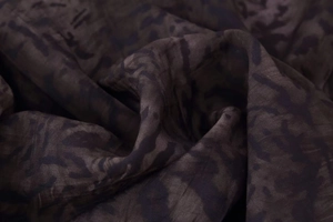 Detalle del tejido de lino marrón oscuro con textura de camuflaje vintage del vestido