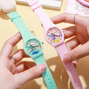 Dettaglio degli orologi in silicone rosa e verde menta con motivi di dinosauri