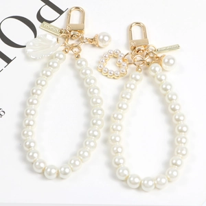 Porte-clés en perles blanches avec pendentif cœur coquille et fermoir en métal doré chic