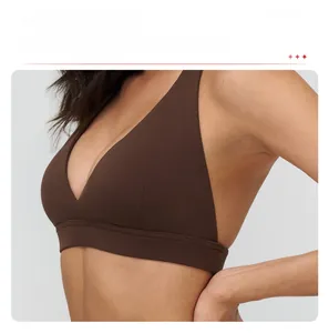Dettaglio reggiseno sportivo marrone scuro con scollo a V incrociato e imbottitura rimovibile