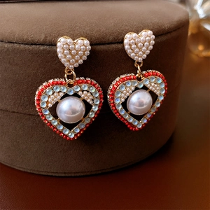 Boucles d'oreilles perles en cœur avec strass rouges et bleus et finition dorée rétro