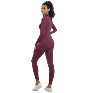 Vue latérale de la combinaison de yoga violet foncé à manches longues et haute élasticité