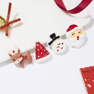Detailansicht der Weihnachts-Broschen aus Acryl mit Weihnachtsmann und Rentier Motiven