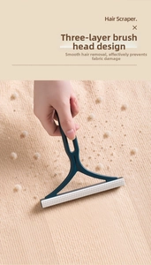 Dettaglio del levapelucchi manuale con tripla testina su tessuto a maglia beige