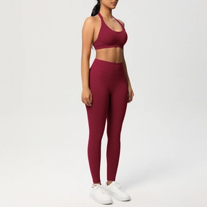 Dettaglio del set fitness bordeaux con reggiseno sportivo allacciato al collo e leggings yoga