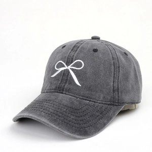 Détail de la casquette délavée gris foncé avec broderie nœud blanc et visière courbée