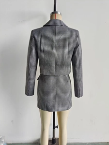 Vue arrière d'un ensemble blazer court et jupe en pied-de-poule sur support