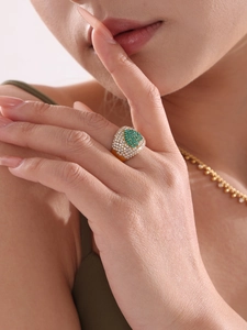 Nahaufnahme des 18k vergoldeten Rings mit vollem 5A-Zirkonia-Besatz und grünen Steinen