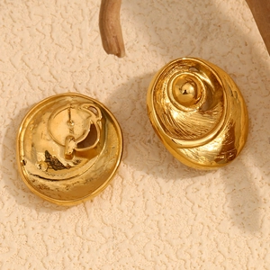 Dettagli degli orecchini placcati oro 18 carati con design vintage a trama a spirale