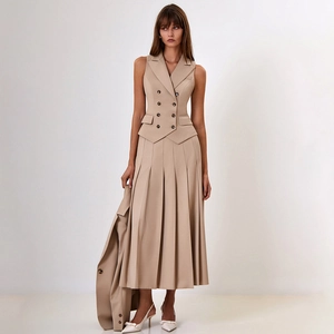 Ensemble élégant beige avec gilet sans manches et jupe longue plissée avec blazer assorti