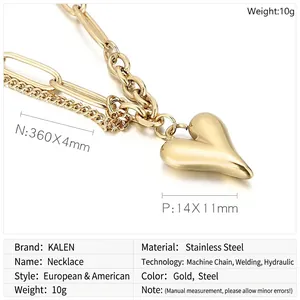 Dettaglio macro della collana con cuore dorato con dimensioni e materiale acciaio inox