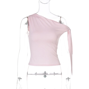 Détail du haut rose pâle à une épaule montrant le nœud latéral et la texture du tissu lisse
