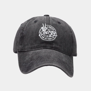Vue détaillée de la casquette en denim gris délavé avec motif graphique blanc