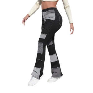 Jean évasé à taille haute tendance avec patchwork noir et gris et bords d'ourlet effilochés