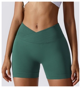 Detail der Yoga-Shorts mit V-förmigem Kreuzbund und gerippter Stoffstruktur in Dunkelgrün