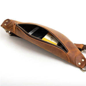 Détail du sac banane en cuir marron avec fermeture éclair bronze et poche téléphone