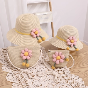 Vue détaillée des chapeaux de paille et sacs assortis avec fleurs en tissu rose et rubans