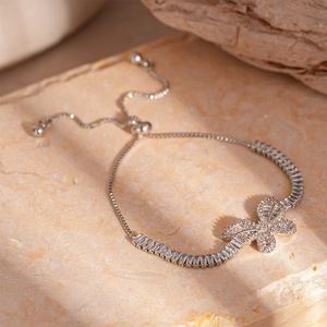 Dettaglio del bracciale a farfalla in argento con pietre di zirconia cubica lucenti