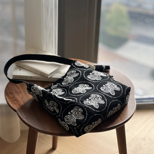 Schwarze Canvas-Schultertasche mit eleganter Schmetterlingsstickerei im Vintage-Stil