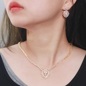 Parure de bijoux dorés avec collier en zircon et boucles d'oreilles sur mannequin
