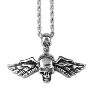 Vue détaillée du pendentif gothique double crâne argenté avec ailes et chaîne torsadée