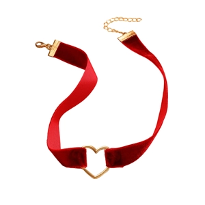 Dettaglio choker in velluto rosso con anello a cuore dorato e chiusura regolabile