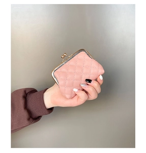 Detailansicht einer rosa gesteppten Geldbörse aus Kunstleder mit klassischem Bügelverschluss