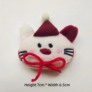 Detailansicht eines Plüschkatzen-Accessoires mit Weihnachtsmütze, Größe 7cm hoch x 6.5cm breit