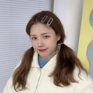 Close-up of matte pinkish-brown hair clips on model side bangs for seamless daily hairstyling