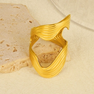 Detail view of 18k gold double-layered S-shaped ring with matte finish and hollow design