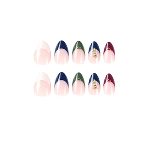 Coffret de faux ongles style français avec breloques dorées et finitions vintage colorées