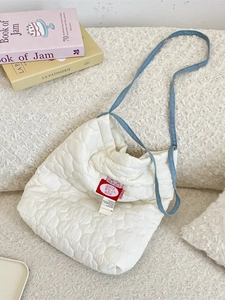 Sac fourre-tout matelassé blanc avec bandoulières en denim bleu clair pour usage quotidien