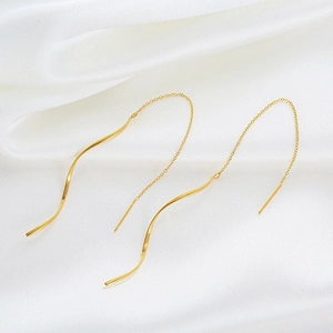 Boucles d'oreilles minimalistes en fil d'or ondulé et perles sur soie blanche