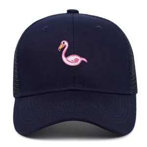 Detailaufnahme der rosa Flamingo-Stickerei auf einer dunkelblauen Mesh-Baseballkappe