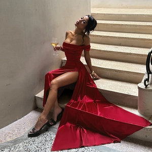 Elegante abito da sera in raso rosso con spalle scoperte, spacco alto e strascico lungo