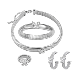 Détails d'un ensemble de bijoux en acier inoxydable argenté avec texture en spirale