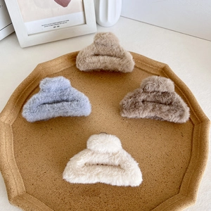 Lot de quatre pinces à cheveux en fausse fourrure en beige, gris, marron et blanc