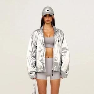 Giacca oversize argento metallizzato e completo sportivo dal design futuristico