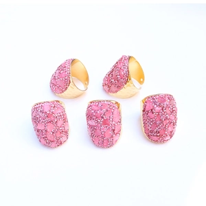 Set mit fünf unregelmäßigen rosa Rosenquarz-Cocktailringen mit Vergoldung und Strass
