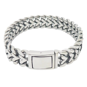 Bracelet chaîne tressée en acier titane argent poli avec fermoir boîte sur fond blanc