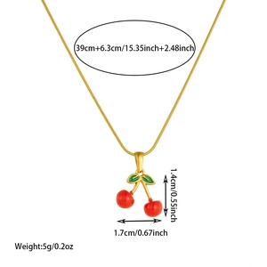Collier avec pendentif cerise en acier inoxydable doré, émail rouge et feuilles vertes
