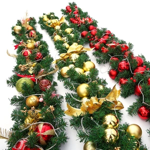 Guirlande de Noël 2,7m avec boules rouge et or, nœuds et aiguilles de pin artificielles
