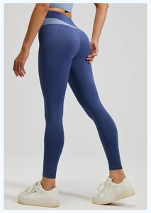 Detalle de los leggings de yoga de cintura alta con ajuste ceñido y efecto push-up