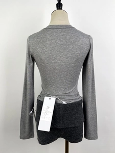 Détail du tissu chiné gris du t-shirt Henley montrant la maille en laine