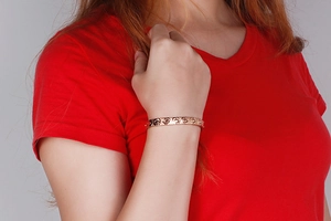 Detailaufnahme des roségoldenen Edelstahlarmbands mit ovalen Gravuren am Handgelenk