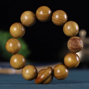 Détail macro de perles en bois de santal doré avec gravure de caractère porte-bonheur