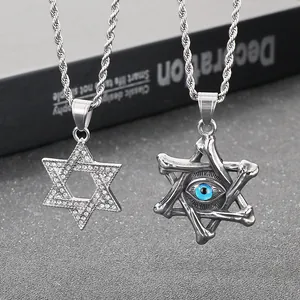 Détail de pendentifs hexagrammes avec strass et œil du diable gothique en argent