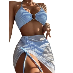 Ensemble bikini dos nu bleu clair avec anneau doré et jupe en mesh à cordon ajustable