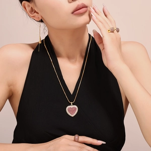 Parure chic plaquée or 18 carats avec collier pendentif cœur, boucles et bagues