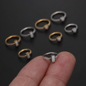 Anello al naso in acciaio inossidabile con cuore opale e piercing per cartilagine